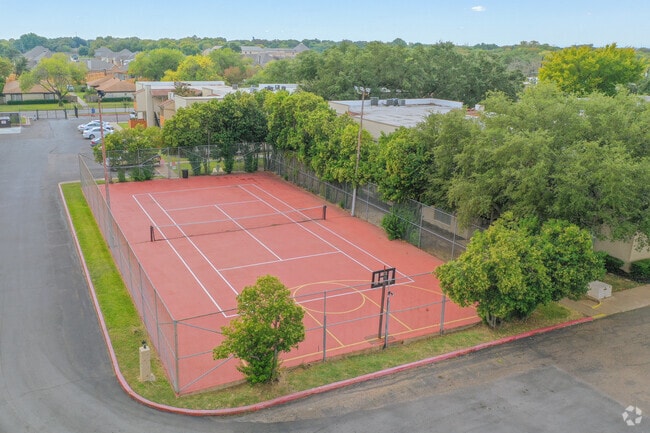 Cancha de baloncesto al aire libre en Madeira Apartments en Waco: juega y mantente activo. - Madeira Apartments