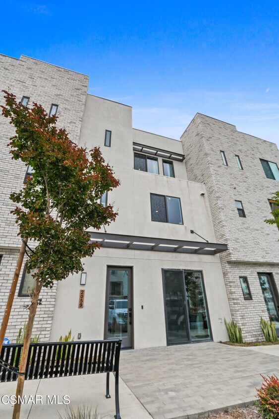 Foto principal - 2059 Rosecrans Ave
