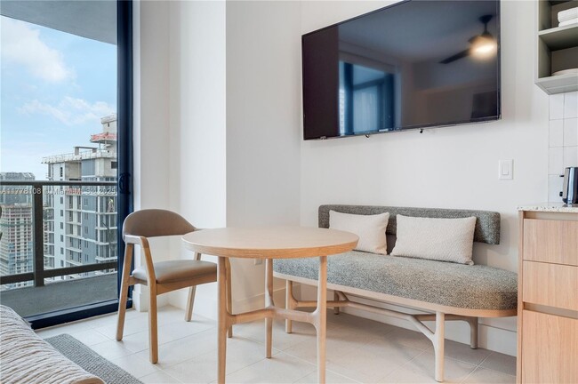Foto del edificio - 601 NE 1st Ave