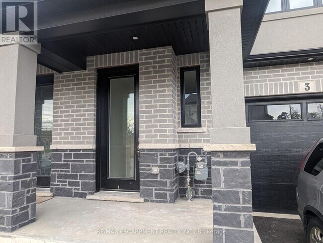 Building Photo - 166-166 Mt Albion Rd