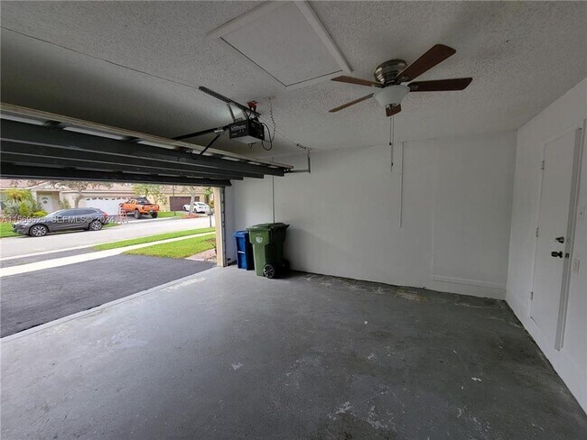 Foto del edificio - 928 Falling Water Rd