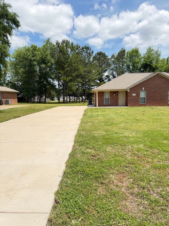 Building Photo - 127 Hedge Ln