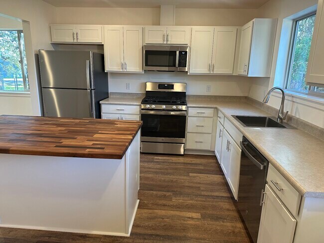 Building Photo - 112 Maple St