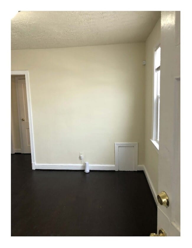 Living Space - 1900 W Virginia Ave NE