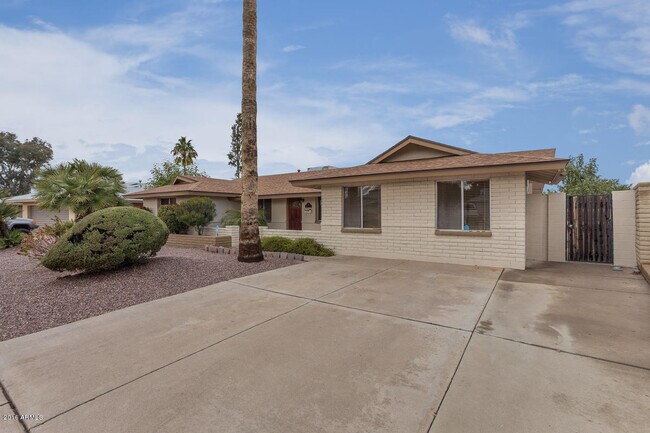 Building Photo - 610 E Malibu Dr