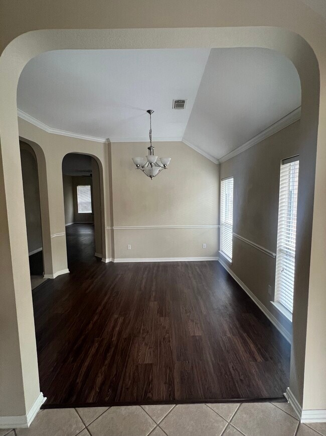 Building Photo - 415 Burris Park Dr