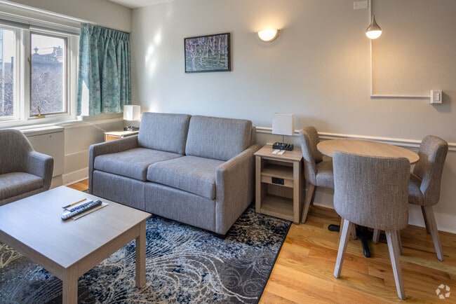 1BR, 1BA - 414SF - Living Room - 1555 Oak Ave