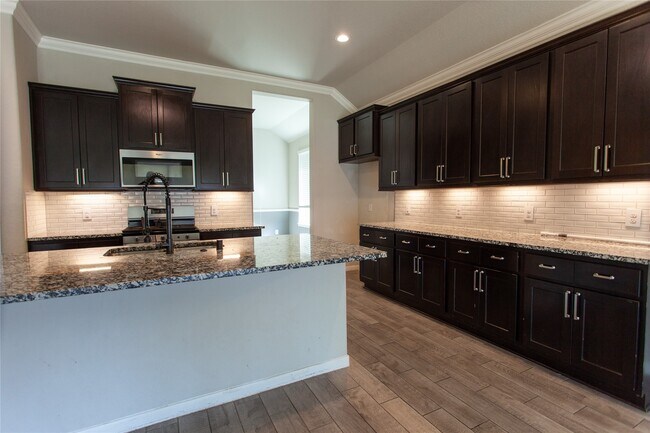 Foto del edificio - 5826 Euclid Loop