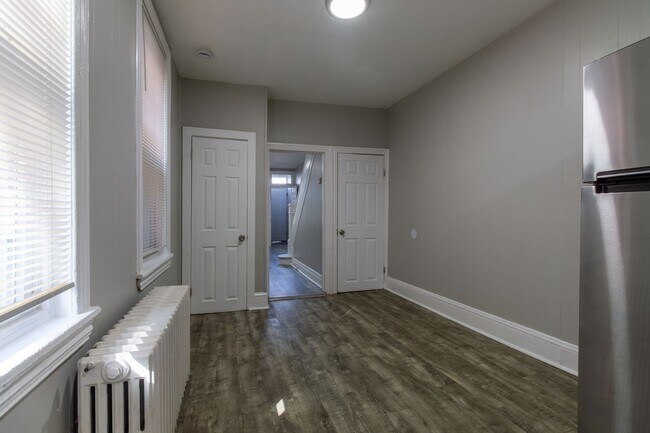 Foto del edificio - 3 Bedroom, 1 Bathroom Row Home located in ...