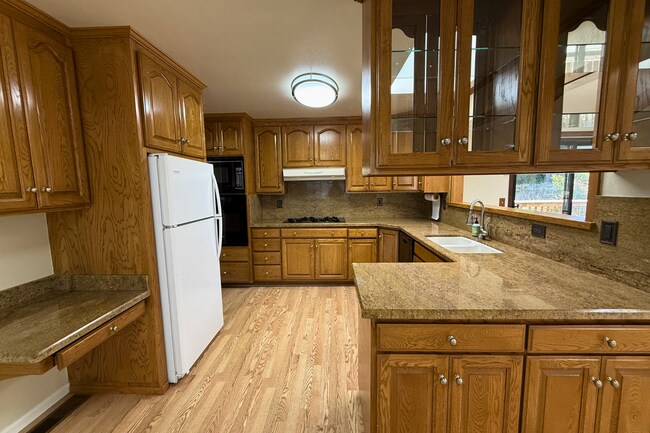 Foto del edificio - Beautifully Remodeled 4-Bedroom Home with Bonus Family Room & Large Private Yard in South San Fra...