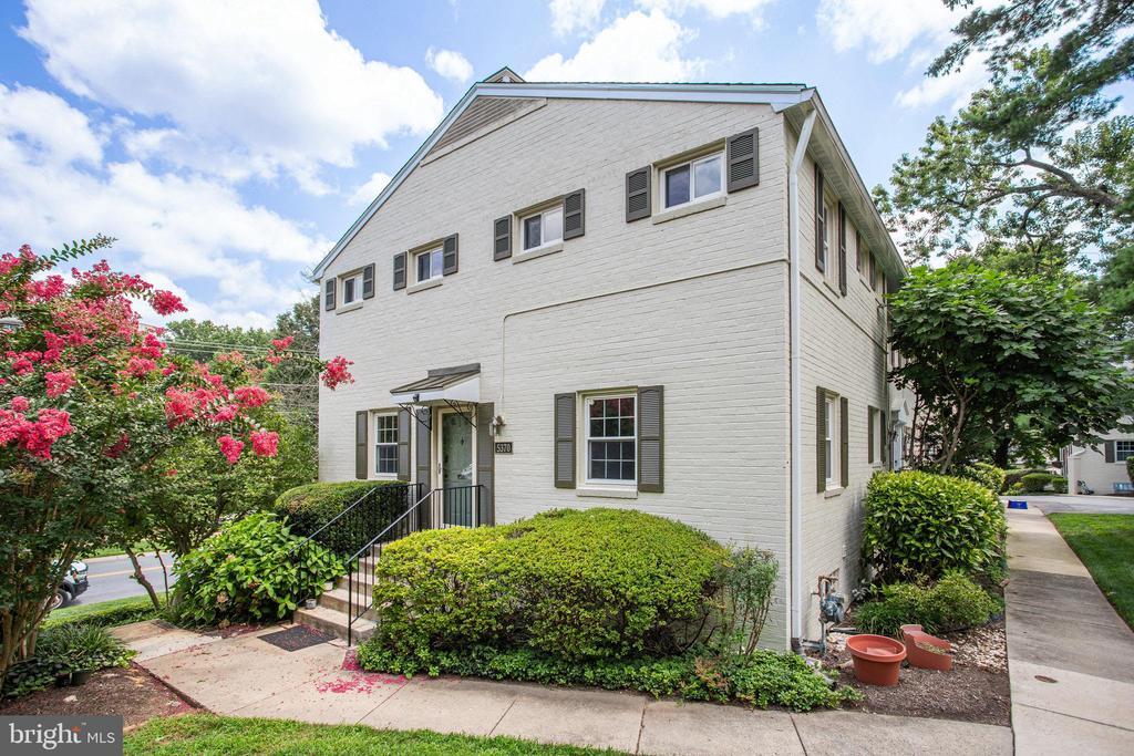 Foto principal - 5370 Pooks Hill Rd