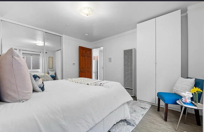 Foto del edificio - 1-bedroom, 1-bathroom apartment just moments from the breathtaking shores of Ocean Beach.