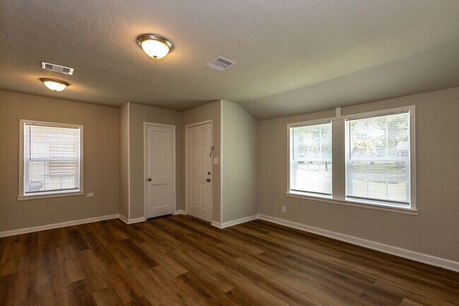 Foto del edificio - Beautiful 2 Bedroom / 1 Bathroom home in B...