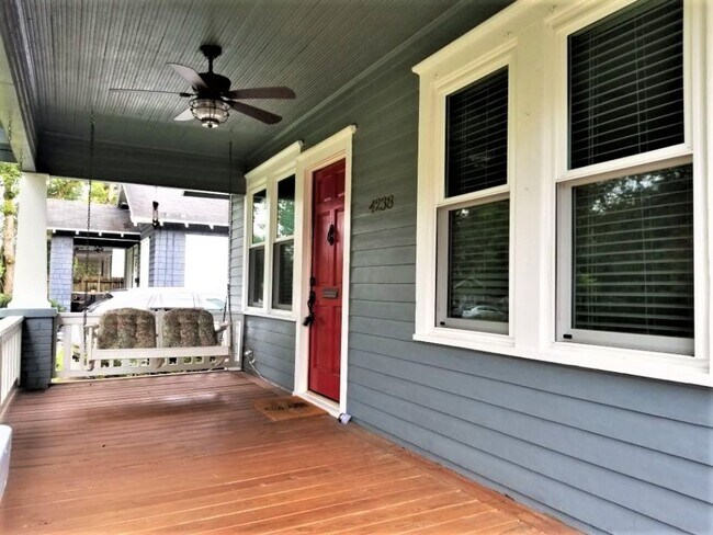 Foto del edificio - Updated 2 bedroom home with bonus room and...