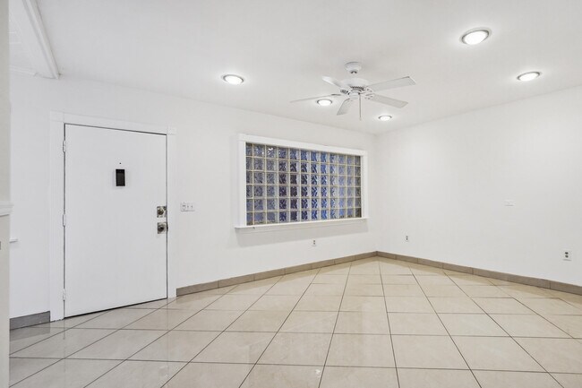 Building Photo - 2878 Donnelly Dr