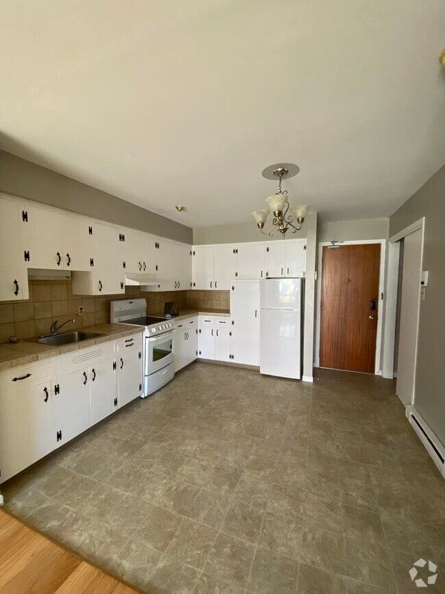 Building Photo - 615 Chalmers Ct