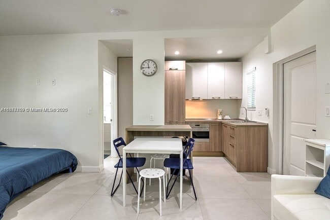 Foto del edificio - 245 NE 33rd St