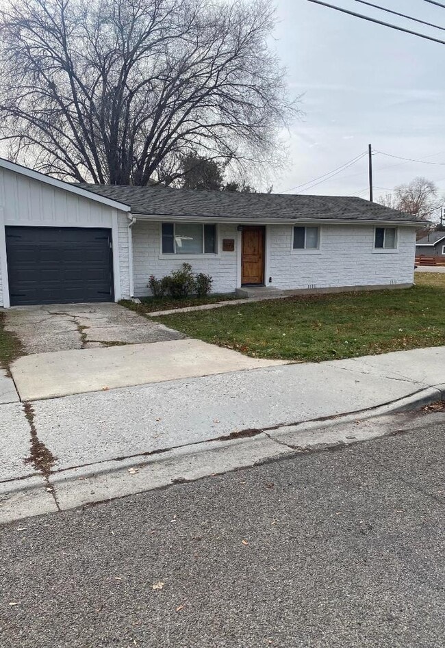 Building Photo - 1673 W Victory Rd