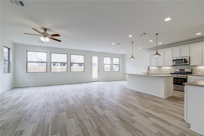 Foto del edificio - 9107 Garnet Dr