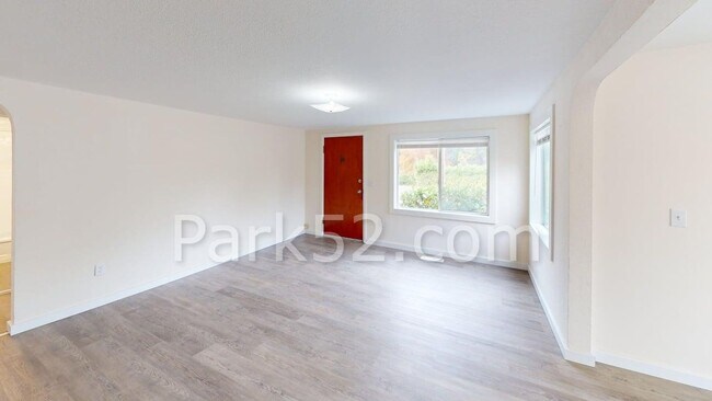Building Photo - Small Pet Friendly - 2 Bedroom Single Fami...