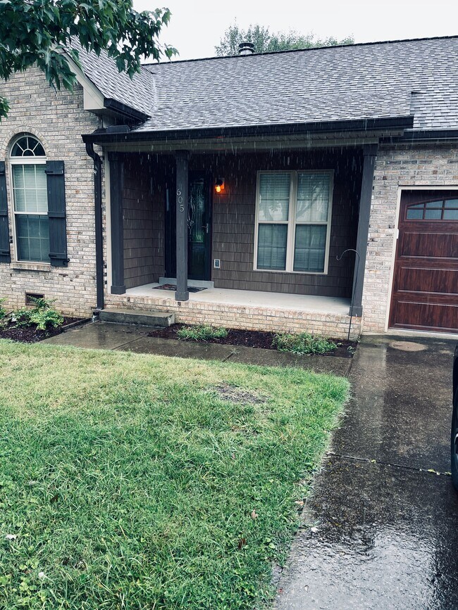 Foto del edificio - 605 Ellis Ct