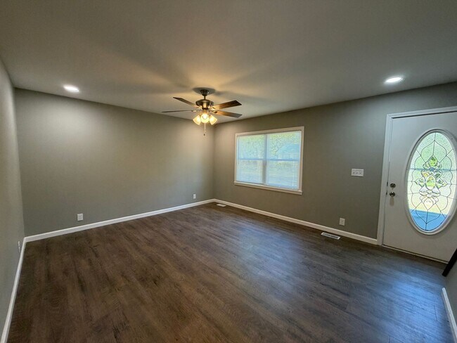 Building Photo - Newly Remodeled 4-bedroom, 1.5-Bath Single-Family Home in Danville, IL.