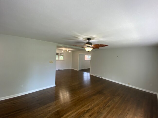 Building Photo - 2046 Bonniedale Dr