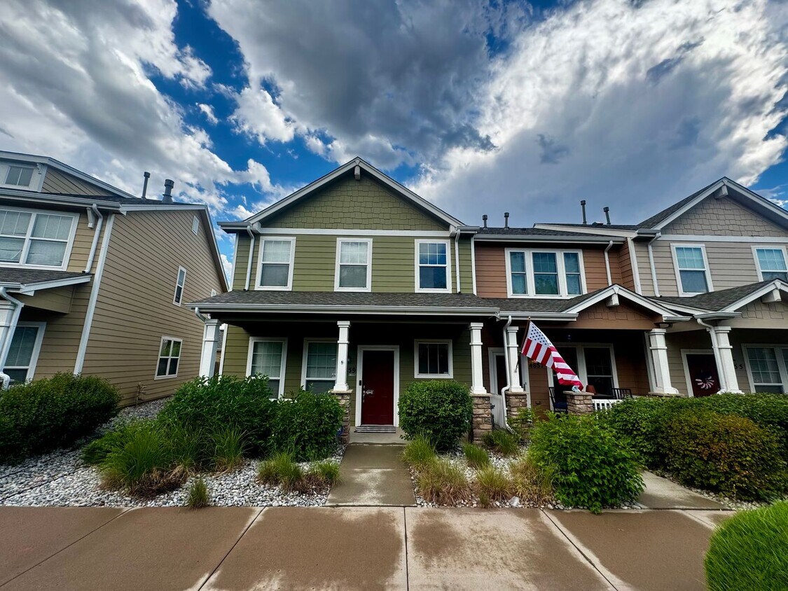 Foto del edificio - 3 Bedroom Townhome with 2 car detached garage