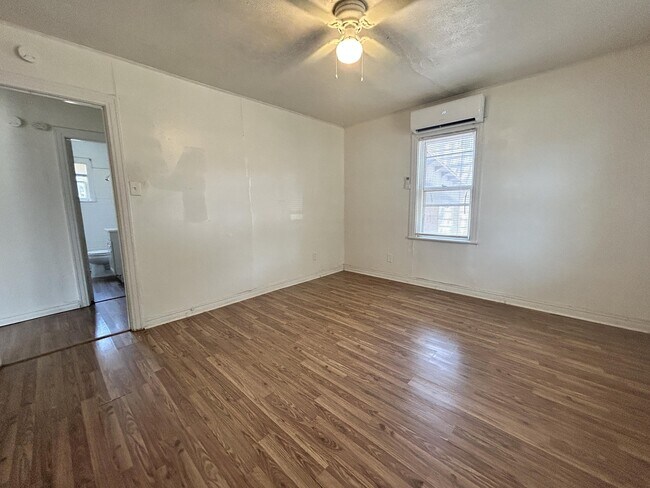 Building Photo - 114 N Avenue V