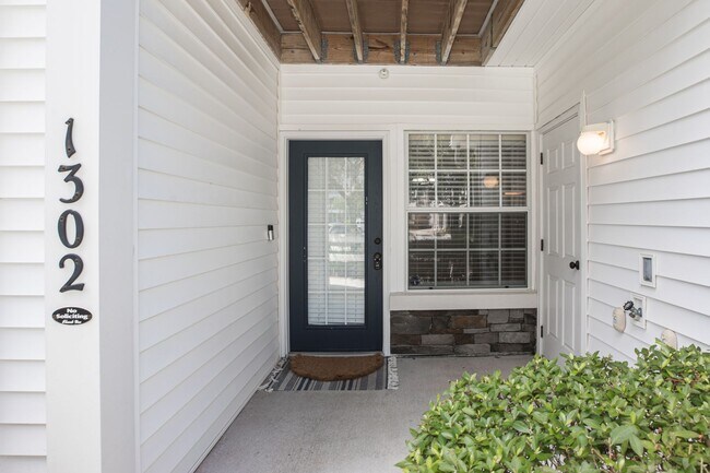 Building Photo - Adorable updated 1st floor condo