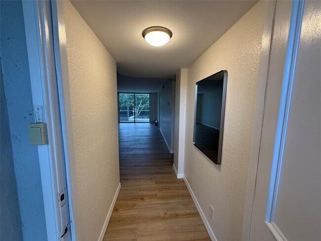 Foto del edificio - 689 NE 6th Ct