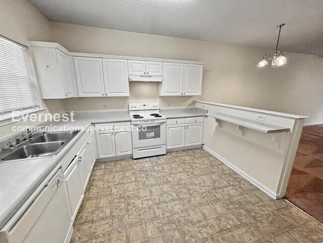 Foto del edificio - 3 Bed, 1.5 Bath Townhome with Fenced Yard / Pet-Friendly / Coming Soon!