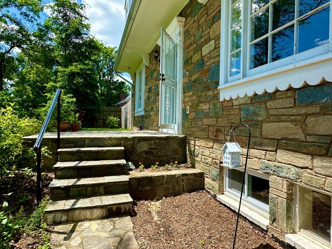 Foto del edificio - Check Out This Hidden House on a Hill!