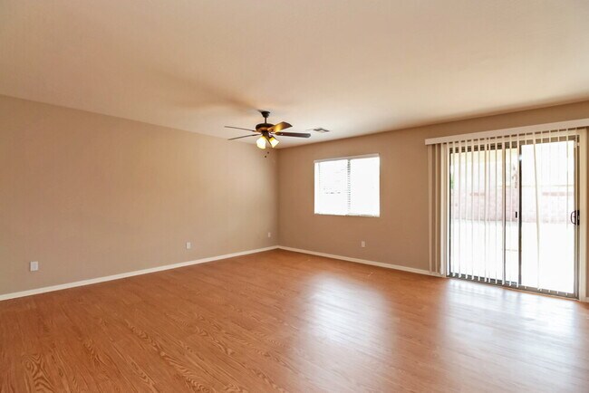 Foto del edificio - 3251 W Carlos Ln
