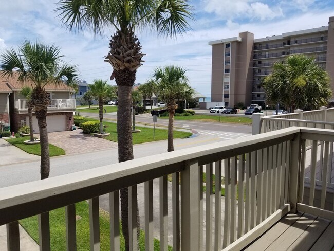 Building Photo - Beautiful Townhome 2 Bedroom 2.5 Bathroom