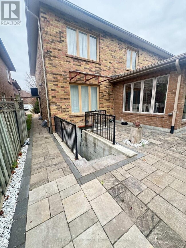 Building Photo - 16 Somerset Crescent