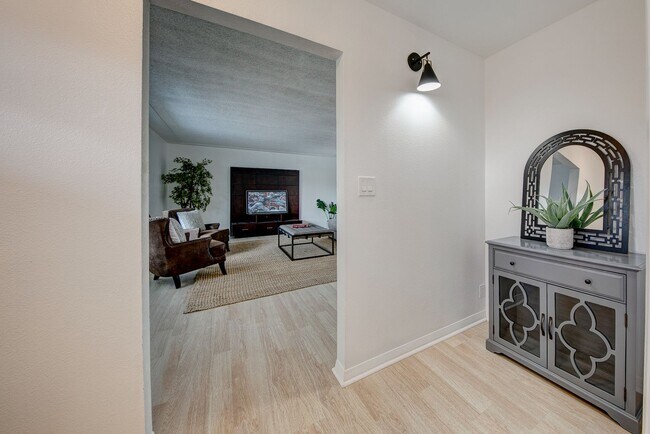 Building Photo - Beautifully Updated 8 Bed 3 Bath Home!