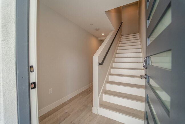 Foto del edificio - 1321 Bates Ave