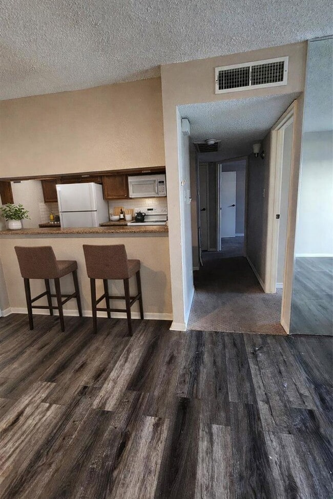 Building Photo - 2818 S Bartell Dr