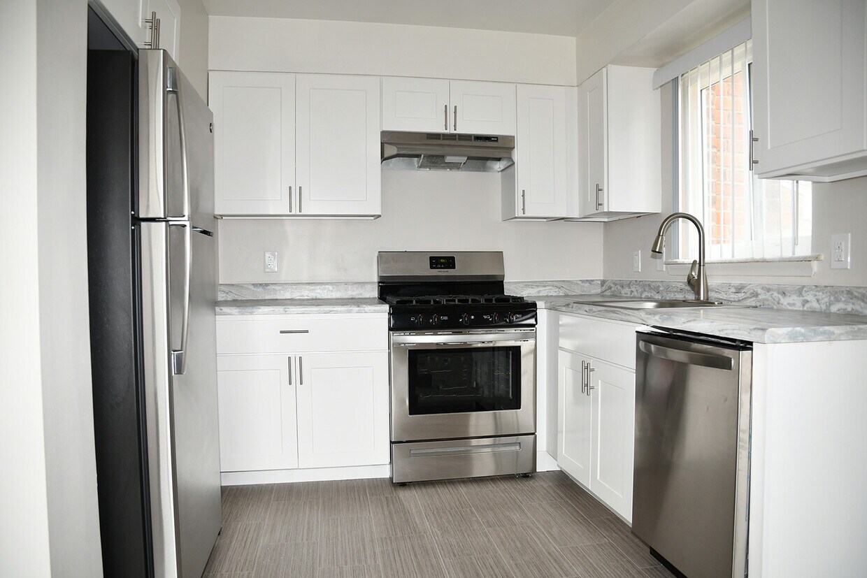 River Oaks Apartments in Dearborn Heights, MI