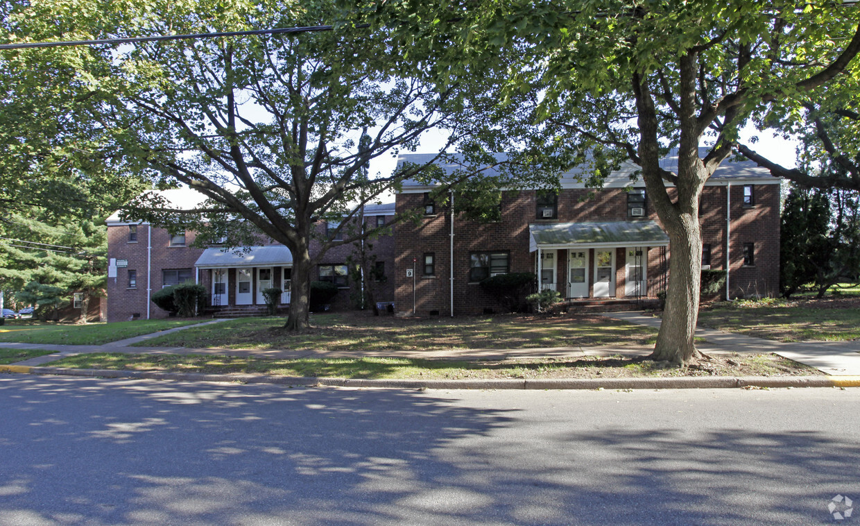 Primary Photo - Maybrook Garden Apartments