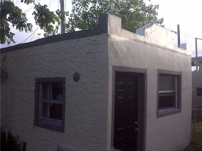 Foto del edificio - 558 NW 43rd St