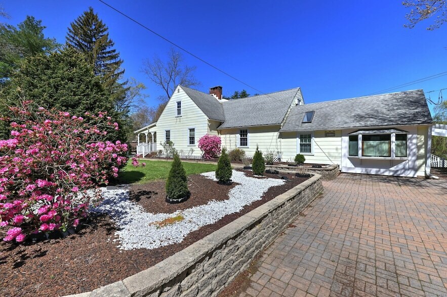 Primary Photo - 115 W Avon Rd