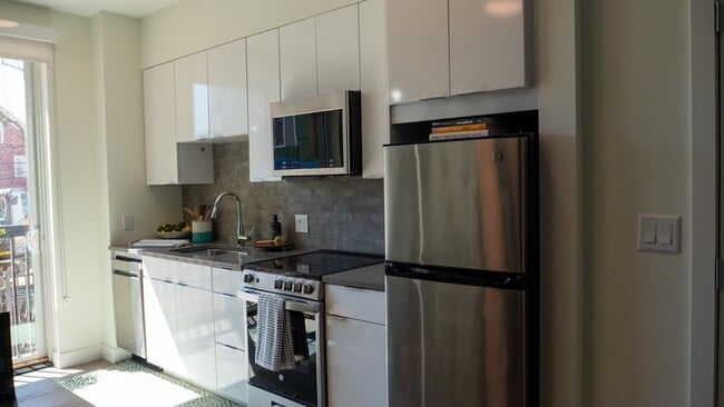 Building Photo - 348 Somerville Ave