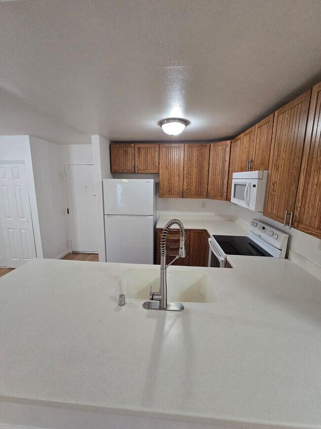 Building Photo - Spacious 1BR Mission Valley Condo - A/C - Private Balcony - 2 Parking Spaces