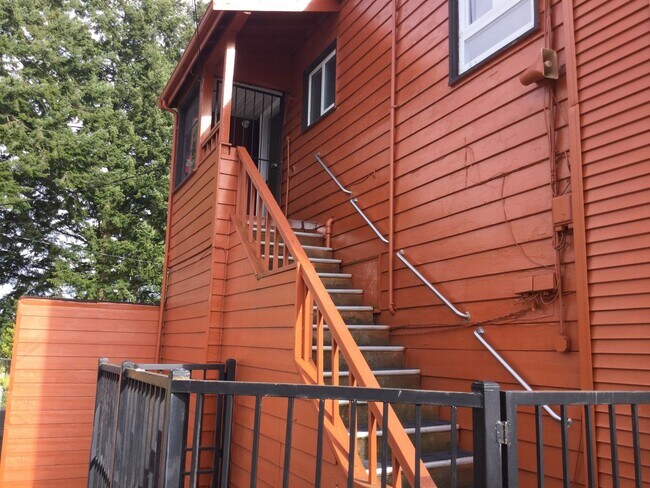 Foto del edificio - Freshly Updated 3-Bedroom Everett Apartment with Private Deck & Utilities Included