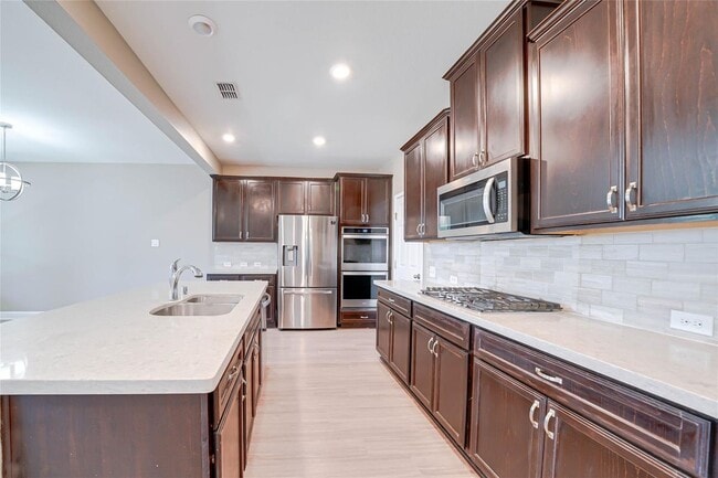 Building Photo - 410 Club House Dr