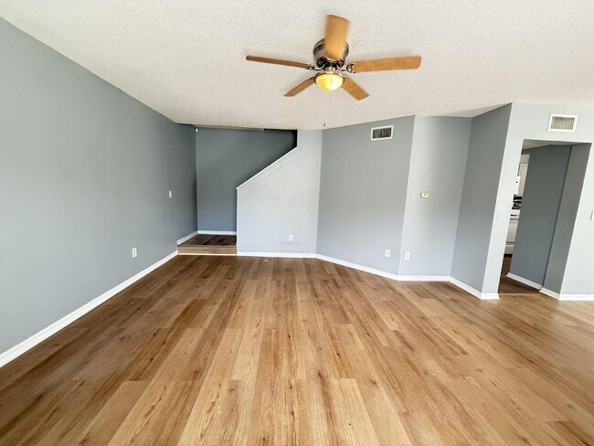 Foto del edificio - 3 bed 2.5 bath townhome in Gated Providenc...