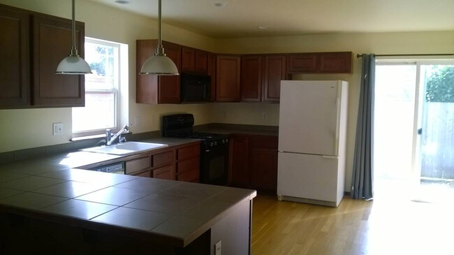 Building Photo - West Seattle Duplex - 2 bedrooms