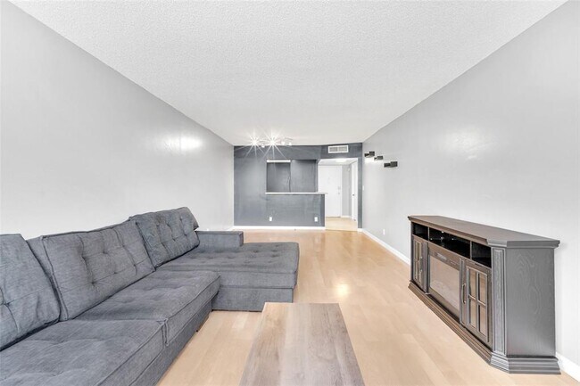 Foto del edificio - 6500 Cypress Rd